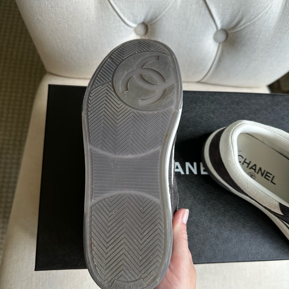 CHANEL 2023 BLACK AND WHITE SUEDE KIDSKIN SNEAKERS. SIZE 36.5. SOLD OUT - Picture 6 of 9